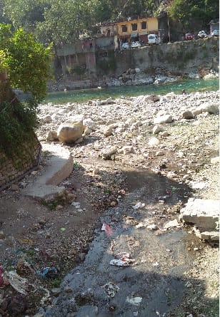 Voters waiting for candidates on the sewer