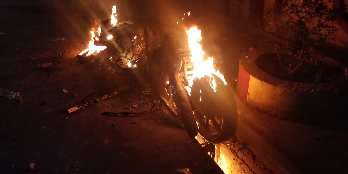 chaos and outrage by labours in sonbhadra after lathi charge by police