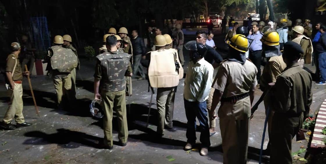 chaos and outrage by labours in sonbhadra after lathi charge by police