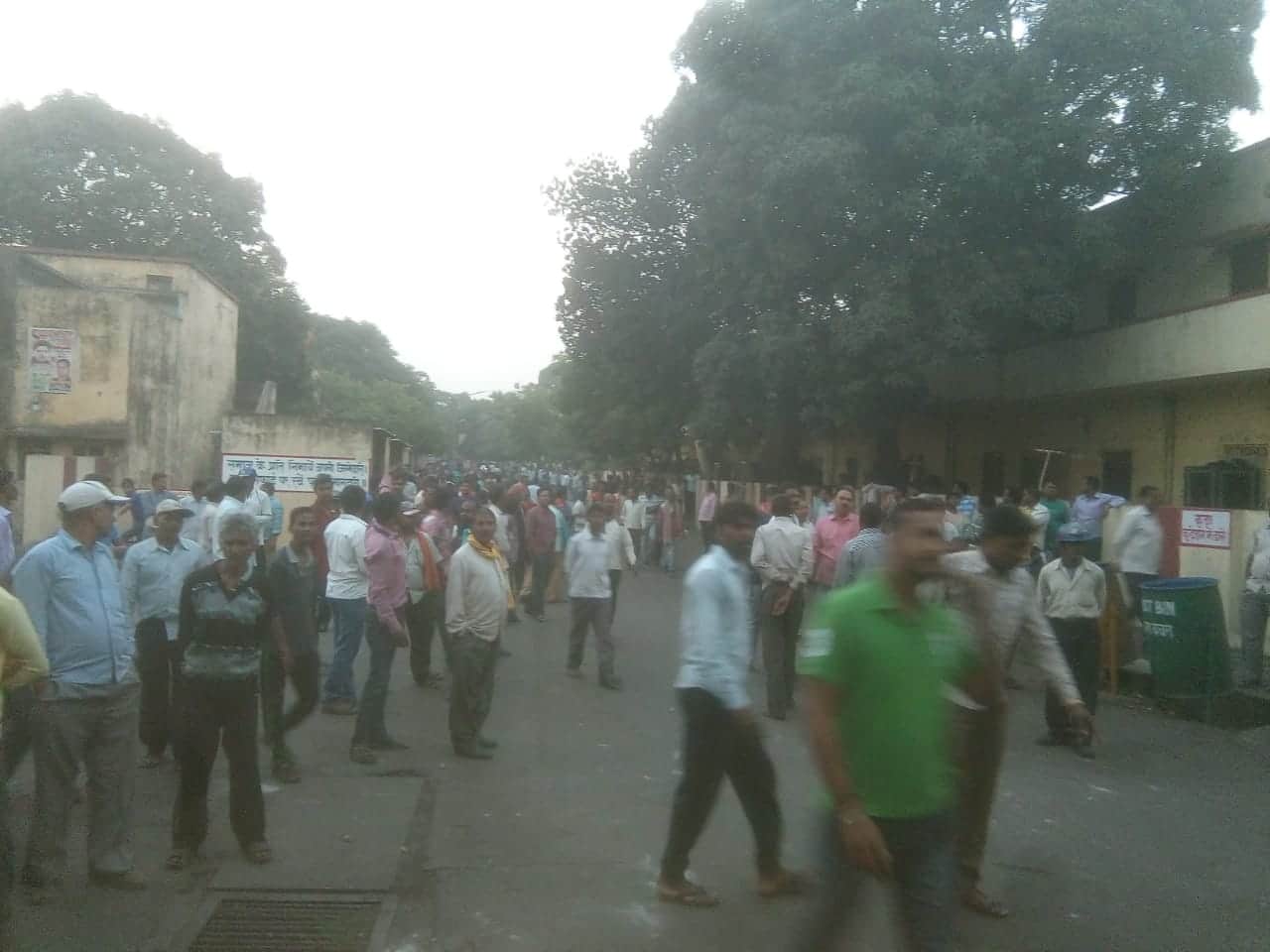 chaos and outrage by labours in sonbhadra after lathi charge by police