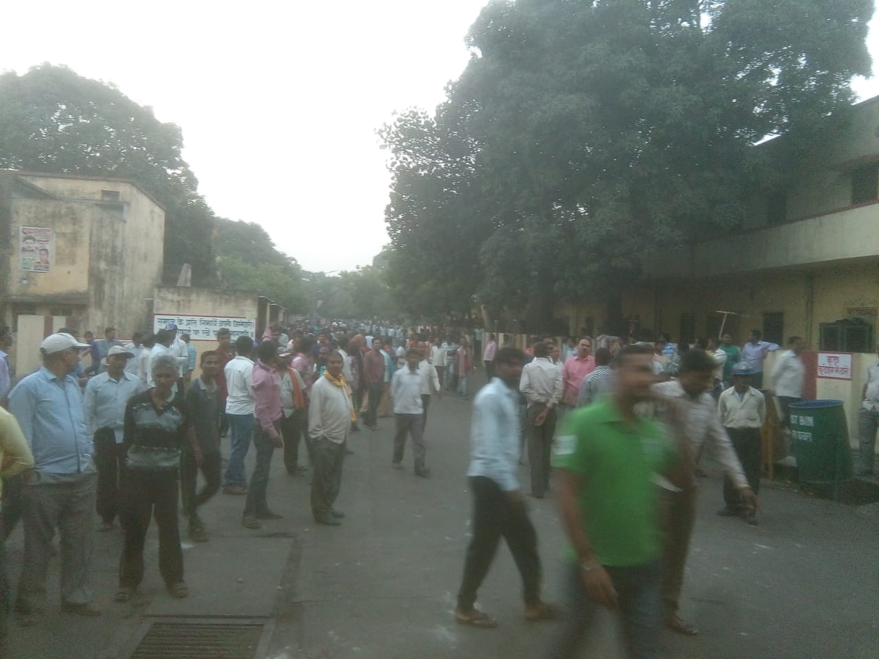 chaos and outrage by labours in sonbhadra after lathi charge by police