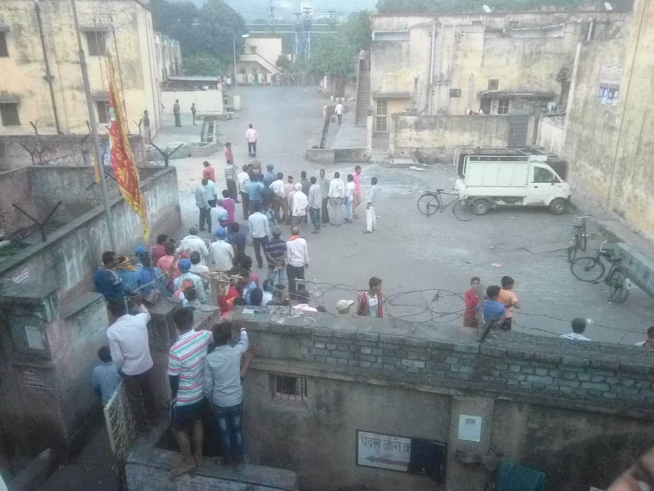 chaos and outrage by labours in sonbhadra after lathi charge by police