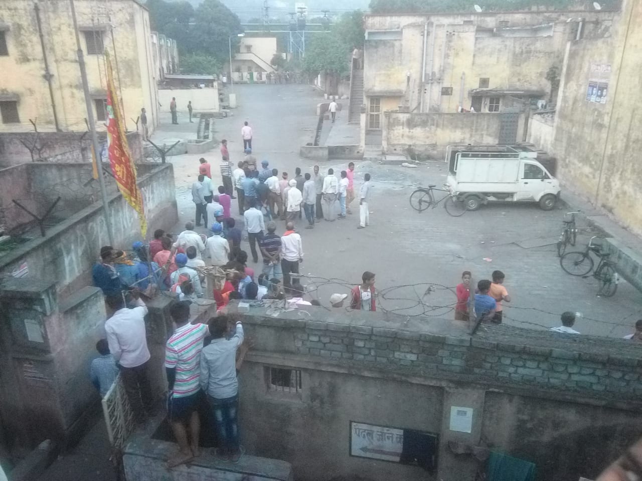 chaos and outrage by labours in sonbhadra after lathi charge by police