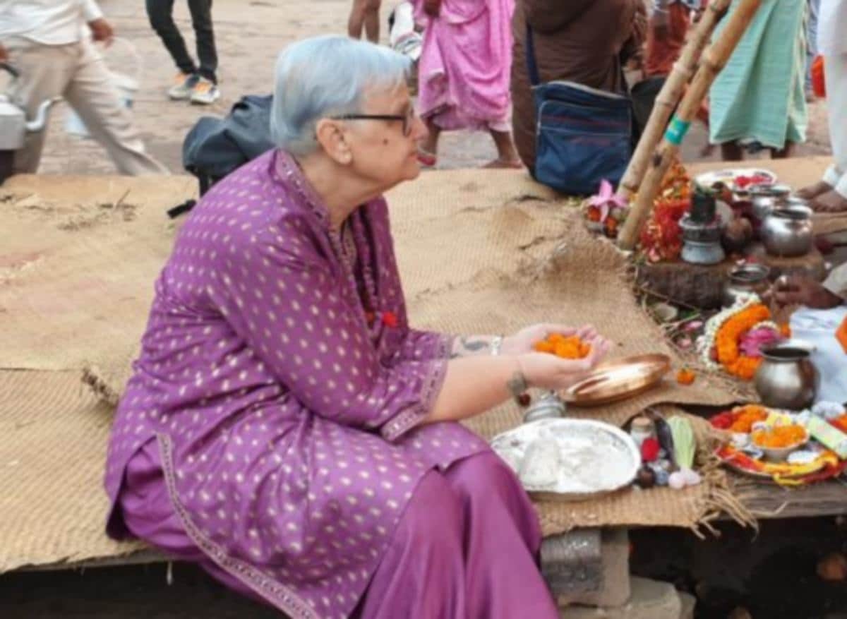 Mother from spain came varanasi for son funeral rituals
