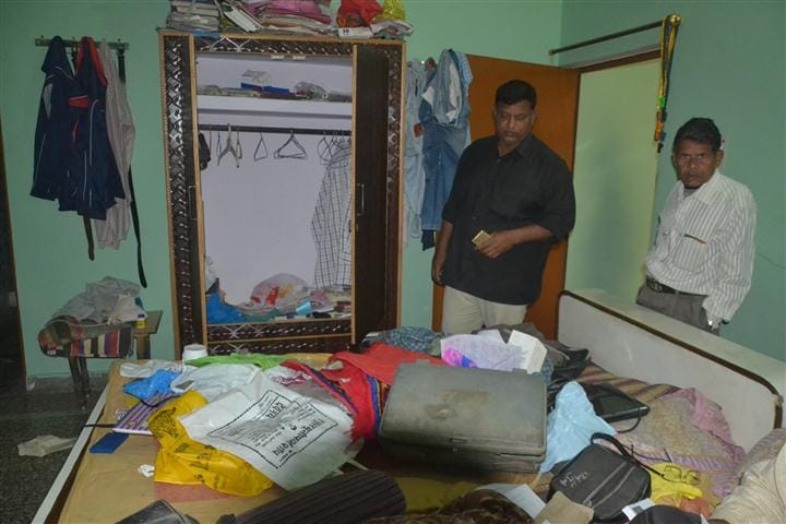15 lac robbery by making family mortgaged in Aligarh