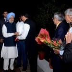 पूर्व पीएम मनमोहन सिंह का स्वागत करते अधिकारी