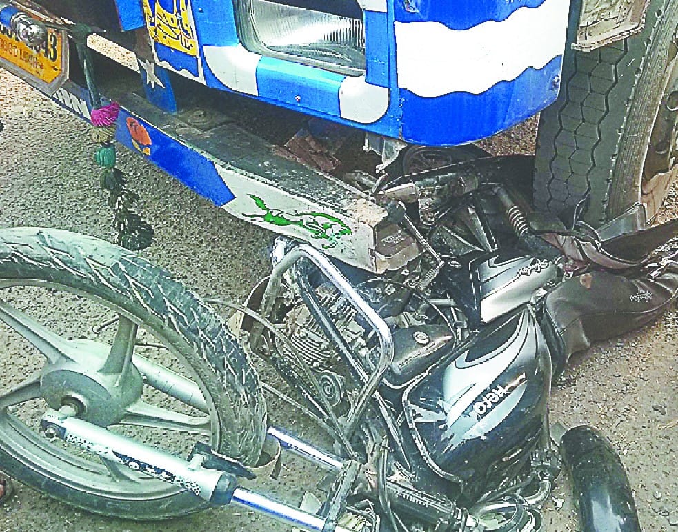 The boys' bike stunts in Karaana under the truck