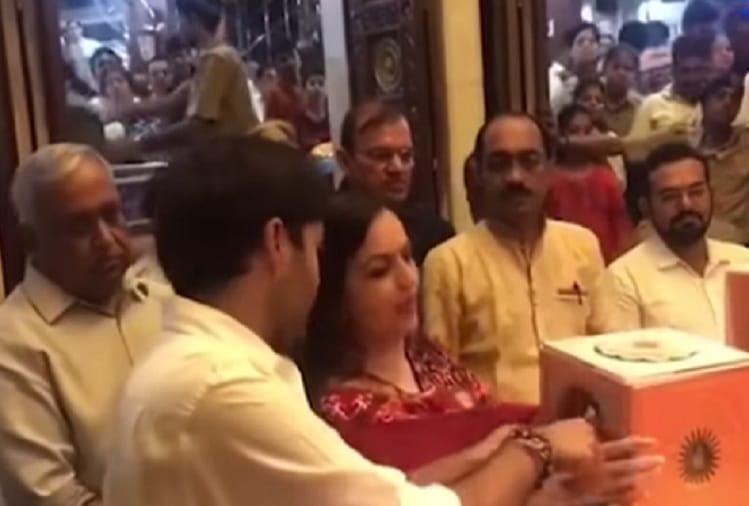 Isha Ambani wedding card price 3 lakh rupees and Akash Ambani card price 1 lakh 50 thousand rupees