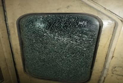 ट्रेन का टूटा हुआ शीशा (फाइल फोटो)