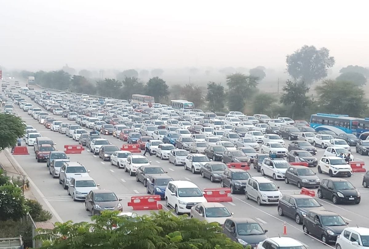 huge traffic jam on Yamuna Expressway