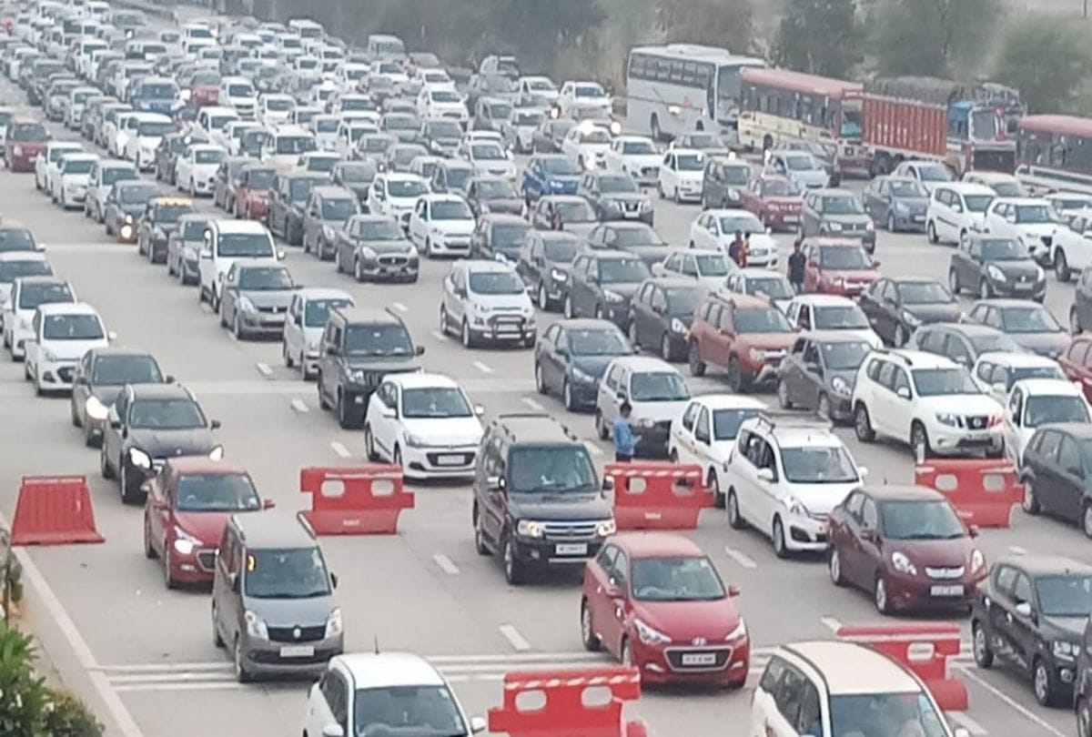 huge traffic jam on Yamuna Expressway