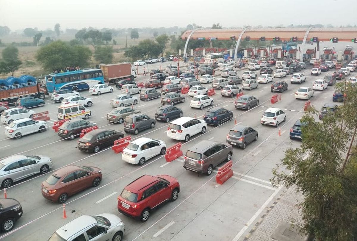 huge traffic jam on Yamuna Expressway