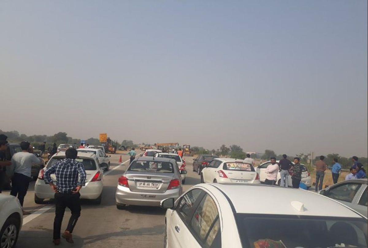 huge traffic jam on Yamuna Expressway