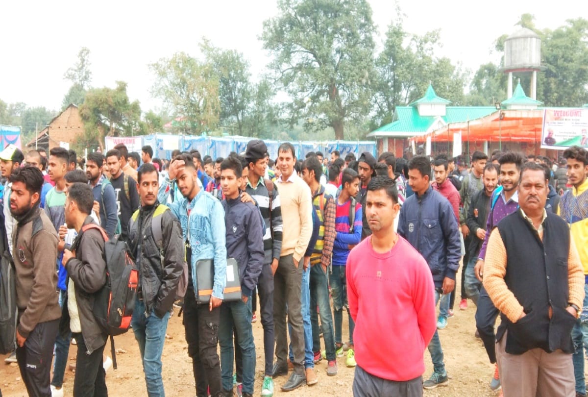 three thousand registered for job fair and 881 got job