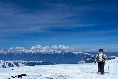 if you want to enjoy snowfall this is the best time to visit Kashmir