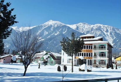 if you want to enjoy snowfall this is the best time to visit Kashmir