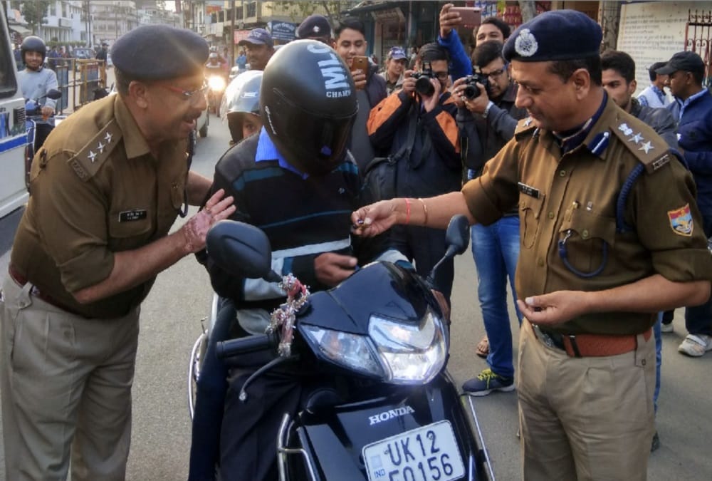 Ssp distribute chocolate for wearing helmet during bike ride in srinagar