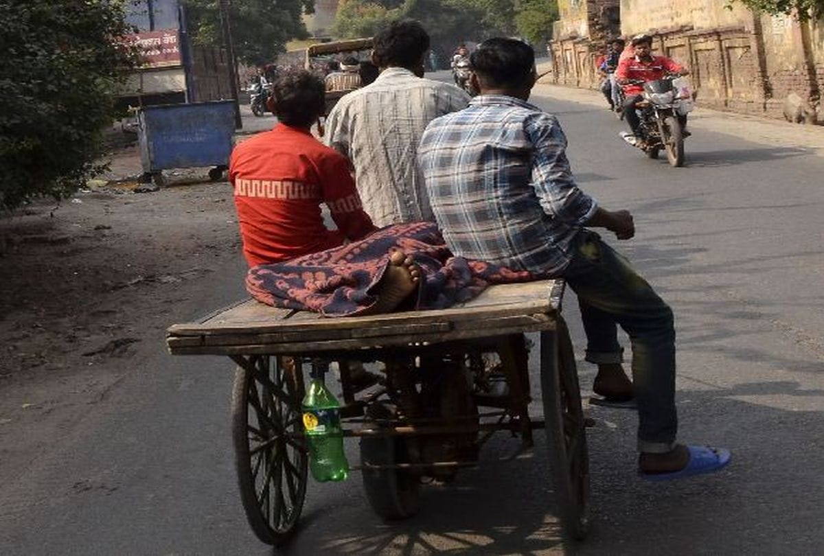 family members carried dead body on the rickshaw in agra