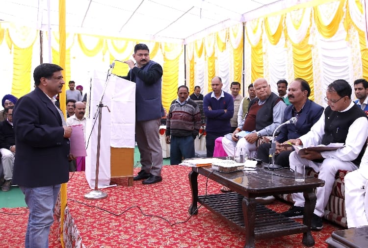 जिस कुर्सी पर बैठे हैं, उसकी कद्र करें अधिकारी