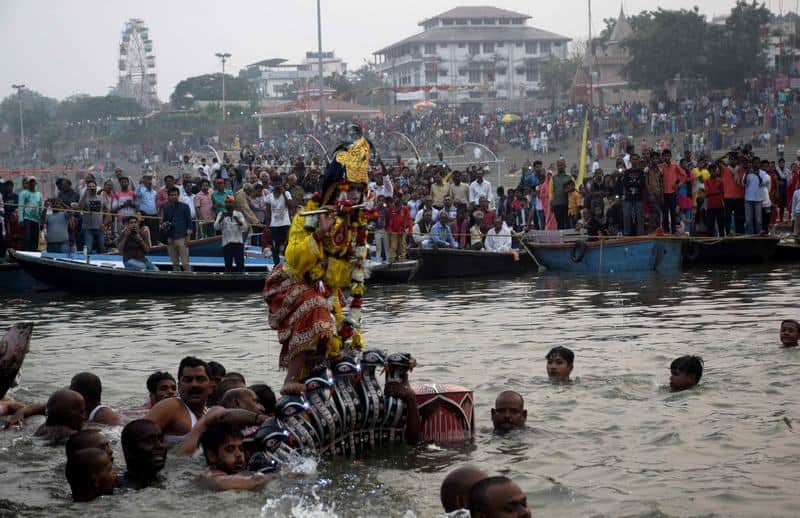 see the photos of world famous nag nathaiya mela of varanasi