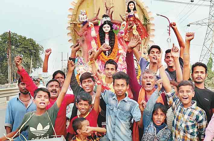 जयघोष के बीच विसर्जित की प्रतिमाएं