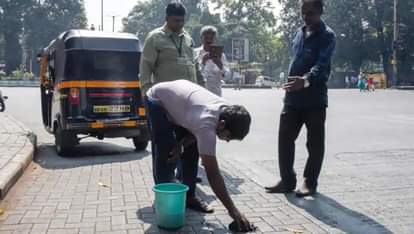 सड़क पर थूकी करनी पड़ी सफाई