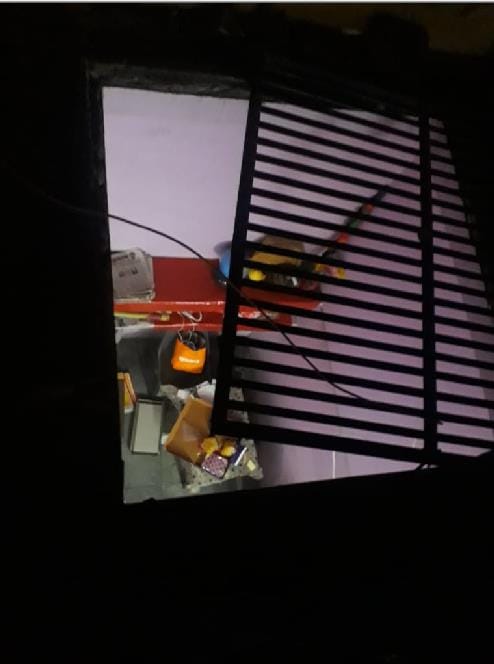 छत की ग्रिल तोड़कर घुसे चोरों ने समेटा सामान