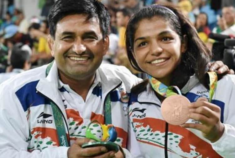 USA Offered to Sakshi Malik, Vinesh Phogat Coach Kuldeep Malik, Wrestling