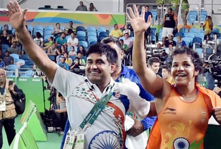 USA Offered to Sakshi Malik, Vinesh Phogat Coach Kuldeep Malik, Wrestling