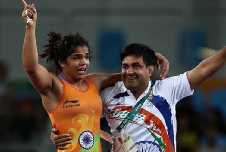 USA Offered to Sakshi Malik, Vinesh Phogat Coach Kuldeep Malik, Wrestling