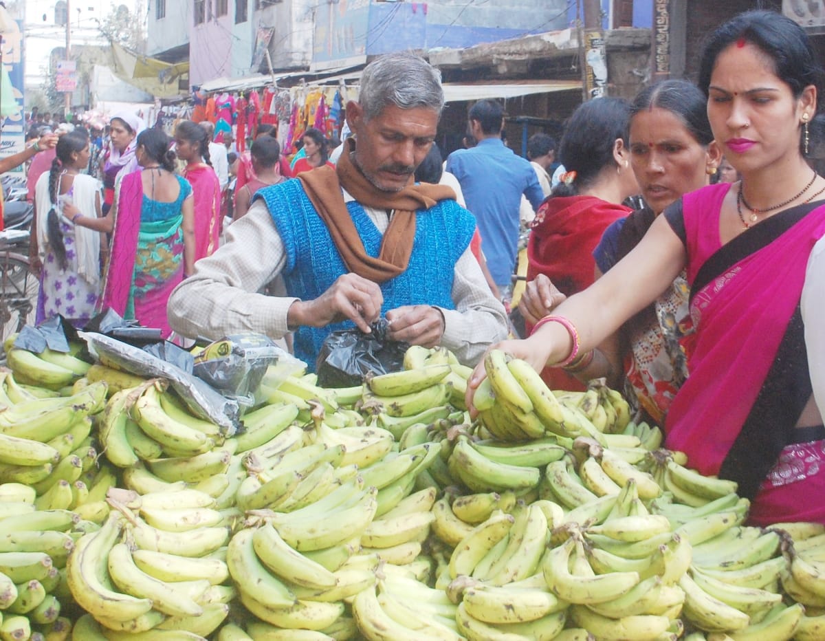 आज अस्ताचलगामी सूर्य को अर्घ्य देंगी महिलाएं