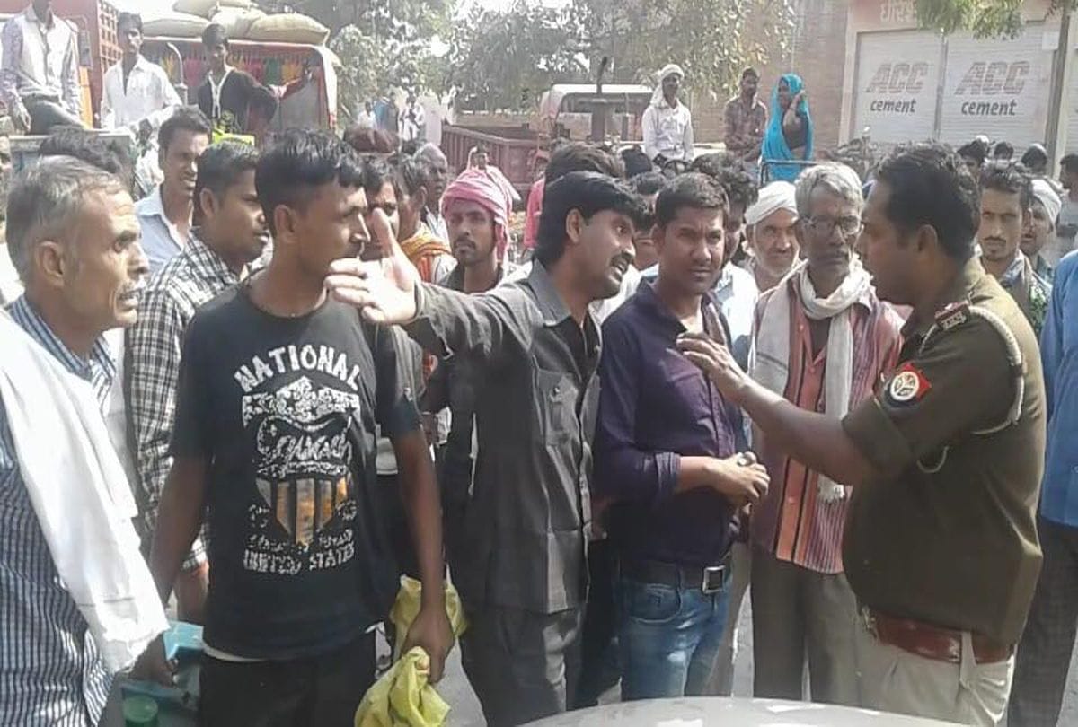 people protest aginst police after detained traders for paddy stolen in mainpuri