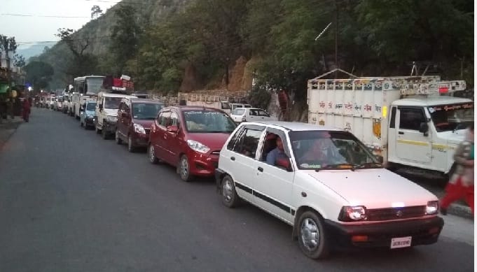अल्मोड़ा हाइवे में 3 घंटे से अधिक जाम में फंसे रहे यात्री