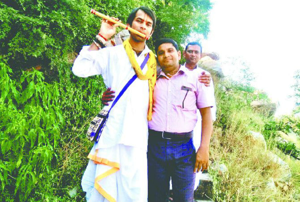 Tej Pratap Yadav plays flute in Barsana mathura