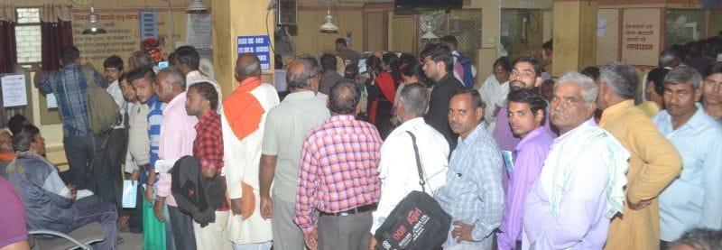 बसों से लेकर बैंकों तक में भीड़ ही भीड़