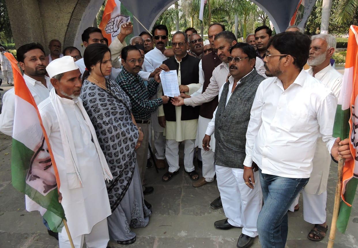 कांग्रेस कार्यकर्ताओं ने जुलूस निकालकर किया प्रदर्शन