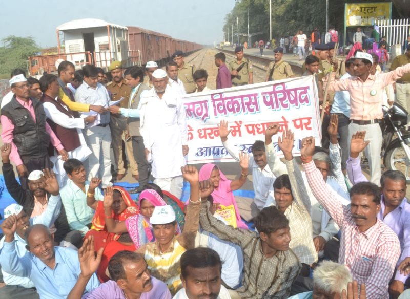 किसानों ने तीन घंटे बाधित रखा रेल मार्ग