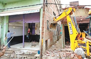 sirathu mein garja bulldozer gieaya makan