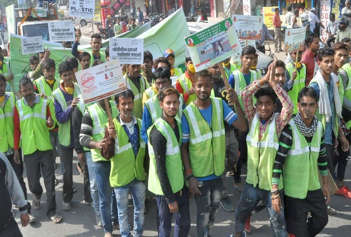 मांगों को लेकर कलक्ट्रेट पर सफाई कर्मियों का प्रदर्शन