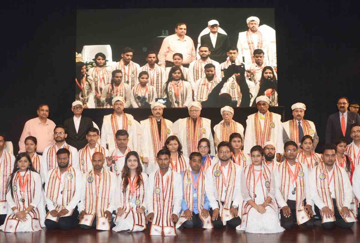 kesharinath tripathi attended shakuntala misra university convocation