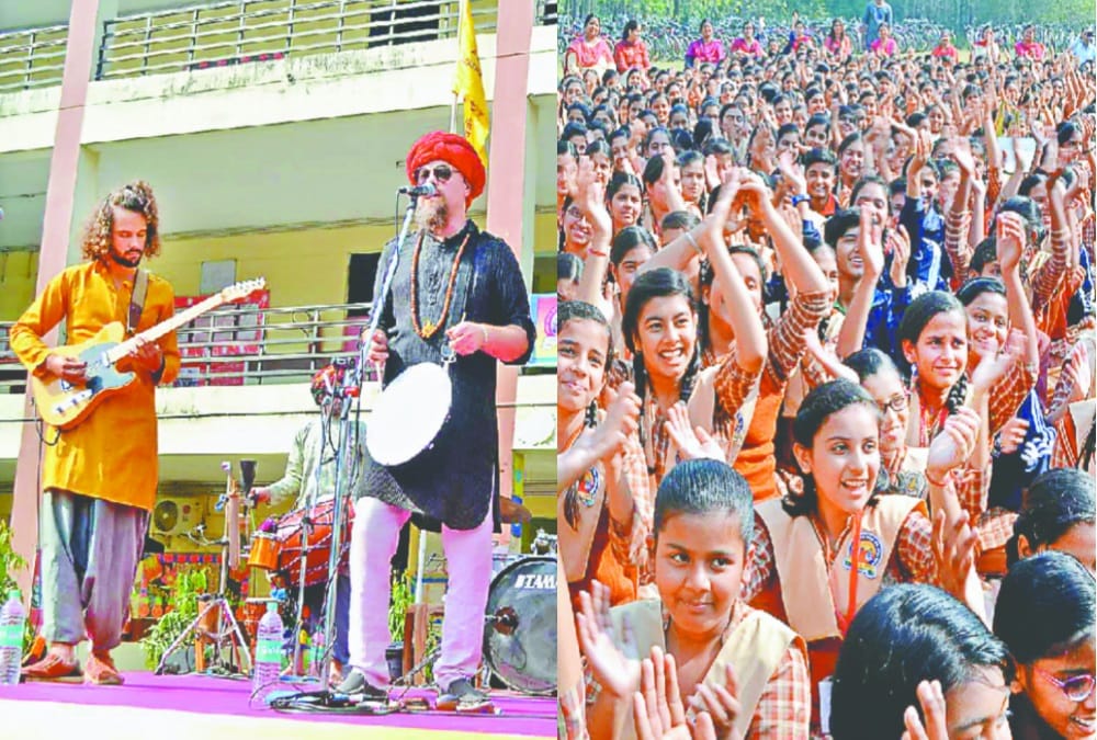 Foreign band Singers Sang Mahamrityunjaya Mantra in  live concert roorkee