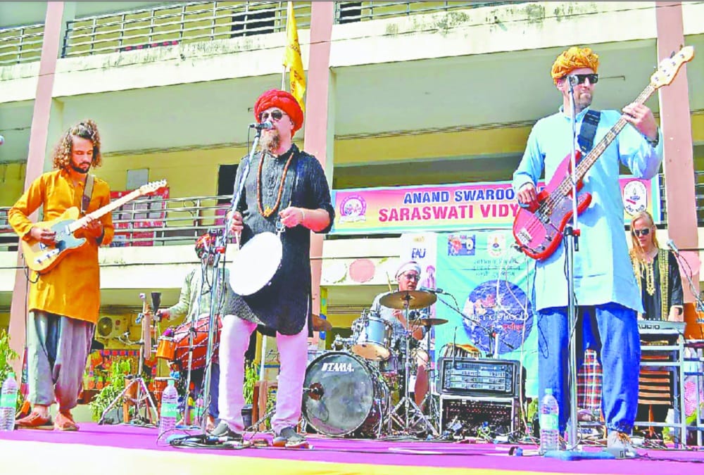Foreign band Singers Sang Mahamrityunjaya Mantra in  live concert roorkee