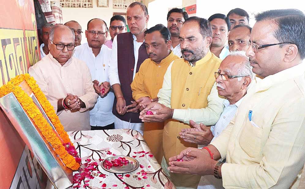 केंद्रीय मंत्री अनंत को दी श्रद्धांजलि