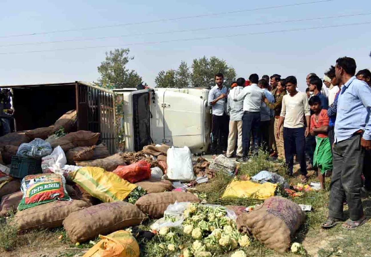 one died and twelve injured in Painful accident in etawah