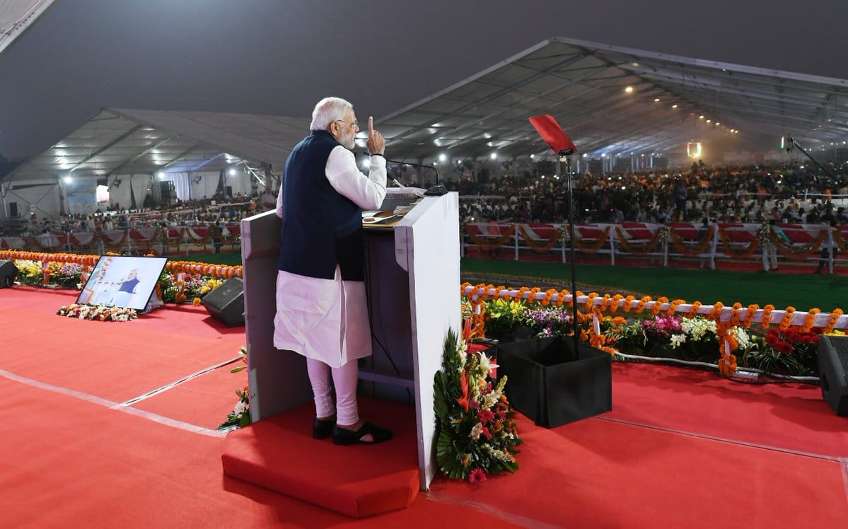 PM modi arrived varanasi grand welcome on airport by cm yogi
