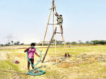 खेत में बोरिंग की तैयारी करते कर्मचारी।   अमर उजाला