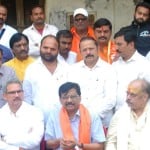 शिवसेना प्रवक्ता व सांसद संजय राउत अपने समर्थकों के साथ।