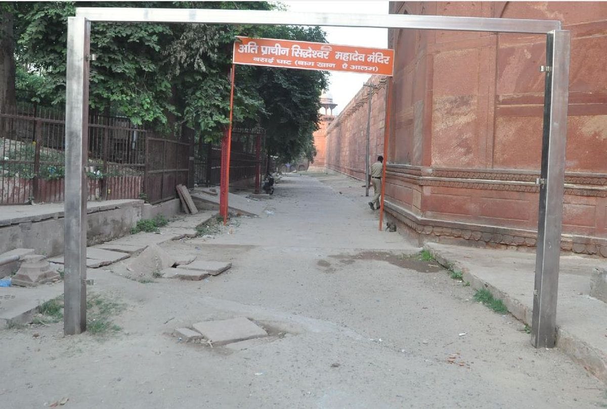 thousand tourists trouble due to not starting the turnstile gate at taj mahal