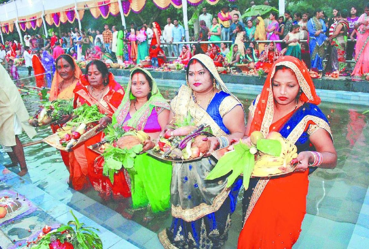 Chhath Puja 2019 women performed surya puja on yamuna ghats in agra