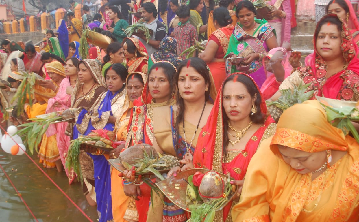 बरुथनी नदी पर उमड़ा आस्था का सैलाब